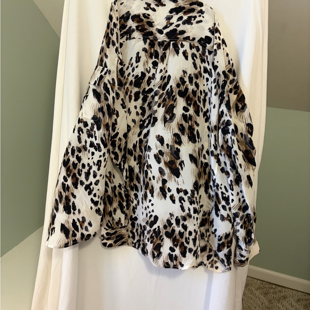 Equipment Femme Leopard Print Long sleeve button up size medium 100% silk - Picture 6 of 10